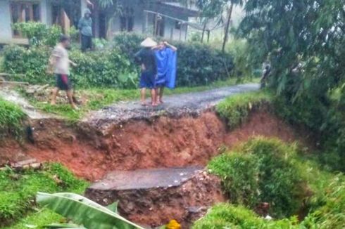 Ratusan Warga Terancam Terisolasi karena Jalan Putus akibat Tanah Bergerak di Sukabumi