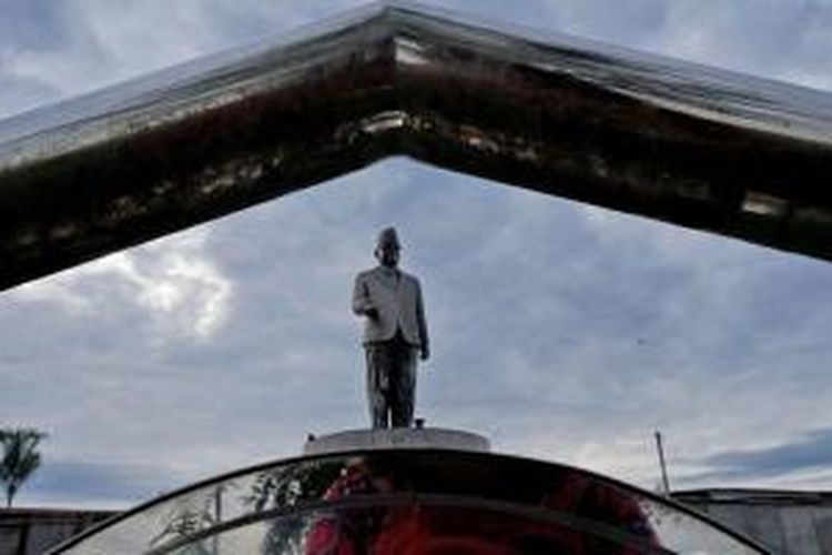 Monumen Patung Wakil Presiden Republik Indonesia Mohammad Hatta berdiri kokoh di kompleks situs penjara dan kamp pengasingan Boven Digoel di Tanah Merah, Distrik Mandobo, Kabupaten Boven Digoel, Papua, Senin (13/4/2015). Sebagian bekas penjara dan kamp pengasingan masih terawat hingga sekarang. Namun, rumah-rumah pengasingan lain telah berubah fungsi dan rusak.
