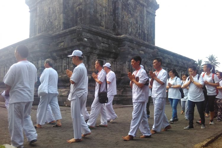 Umat Buddha melaksanakan prosesi prasaksina atau keliling Candi Mendut, menyambut Waisak 2561 BE/2017.