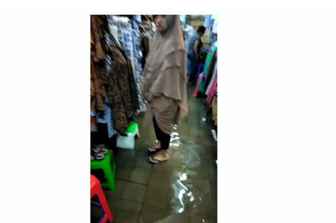 Hujan Deras, Pasar Beringharjo Yogyakarta Tergenang, Pohon Roboh Timpa Mobil