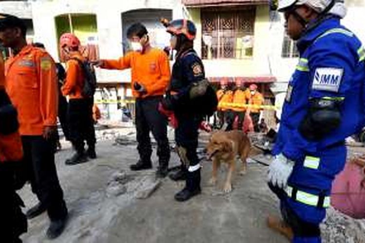 Alfa dan Tim rescue menelusuri kembalireruntuhan bangunan pasar mereudu, Pidie Jaya untuk memastikan bahwa memang sudah tidak ada lagi korban jiwa yang tertimbun didalamnya dan prosesw evakuasi bisa dihentikan.*****