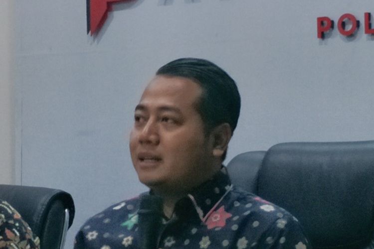 Direktur Eksekutif Parameter Politik Indonesia Adi Prayitno saat memaparkan hasil survei di kantornya, Pancoran, Jakarta Selatan, Kamis (17/9/2019).