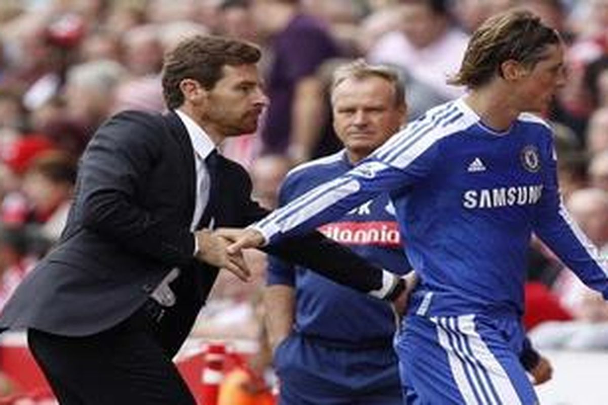 Penyerang Chelsea, Fernando Torres (kanan), berjabat tangan dengan Manajer Andre Villas-Boas dalam perjalanan ke kamar ganti setelah digantikan Yossi Benayoun, pada menit ke-89 pertandingan Premier League, melawan Stoke City, di Britannia Stadium, Minggu (14/8/2011).