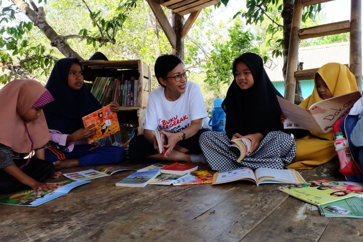 Global Communication APP Sinar Mas, Lia Maryani menemani anak-anak membaca di TBM Saung Huma