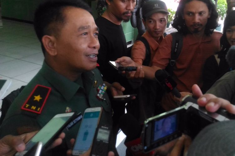 Komandan Korem 072/Pamungkas Brigjen TNI Fajar Setiawan, memberikan keterangan soal kedatangan Presiden Amerika Serikat ke-44, Barrack Obama, di kantor Korem 072/Pamungkas, Jalan Reksobayan, Kota Yogyakarta, Selasa (27/6/2017).