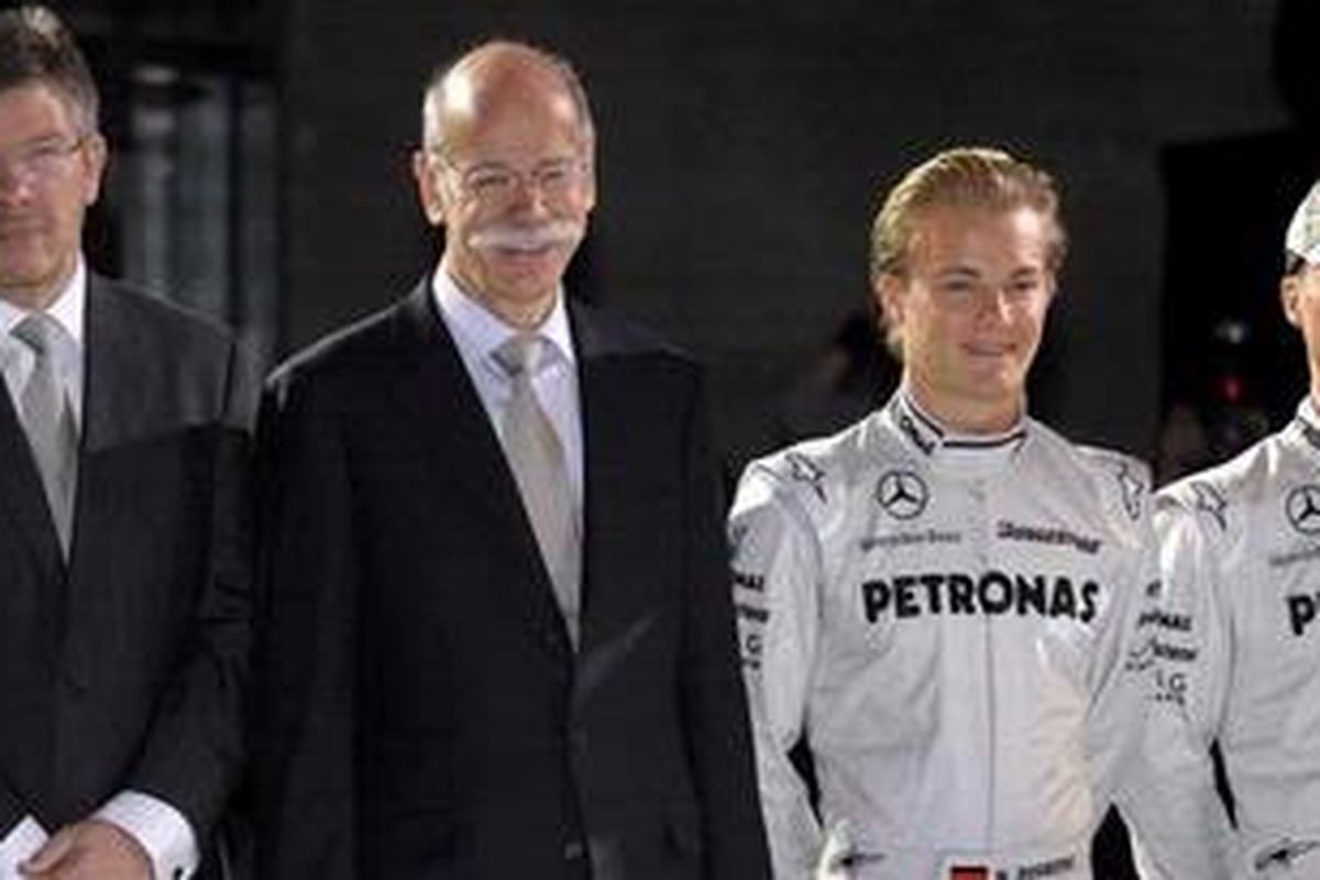 Bos Mercedes GP Ross Brawn (kiri), bersama dengan CEO Mercedes-Benz Dieter Zetsche, pebalap Jerman Nico Rosberg dan mantan juara dunia tujuh kali F1 Michael Schumacher.