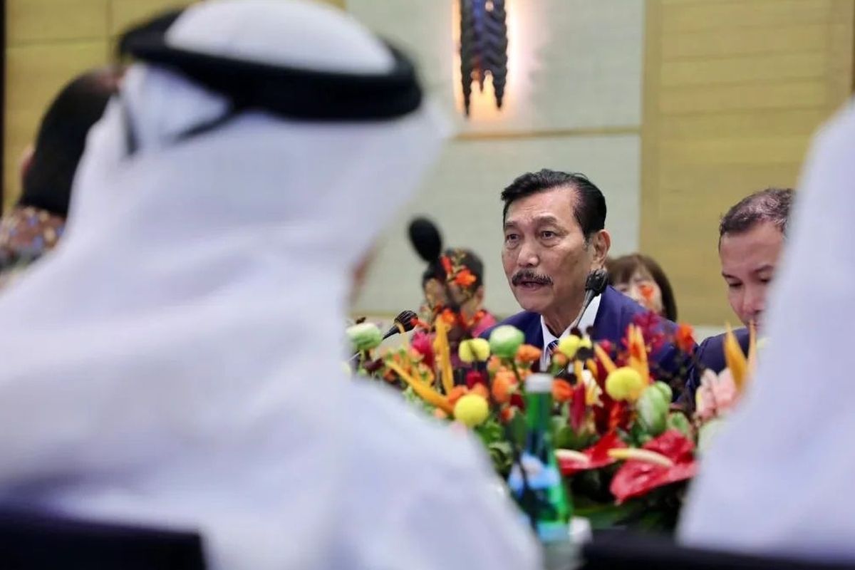 Menteri Koordinator Bidang Kemaritiman dan Investasi Indonesia, Luhut B. Pandjaitan bertemu dengan Menteri Energi dan Infrastruktur Uni Emirat Arab Suhail Al Mazroui di sela-sela perhelatan World Water Forum Ke-10 di Bali, Selasa (21/5/2024).