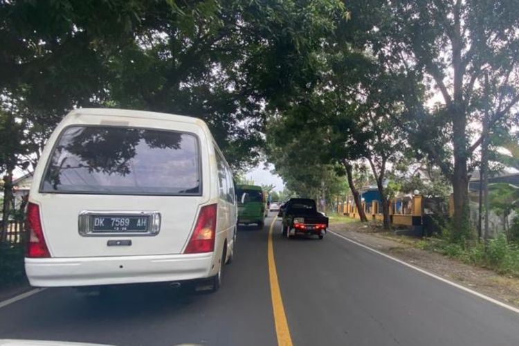 Kemacetan di jalan raya Kemacetan Blega Bangkalan pada Jumat (6/5/2022) disebabkan aksi saling serobot kendaraan. Kemacetan terjadi 2 arah dari Bangkalan menuju Sampang dan sebaliknya.