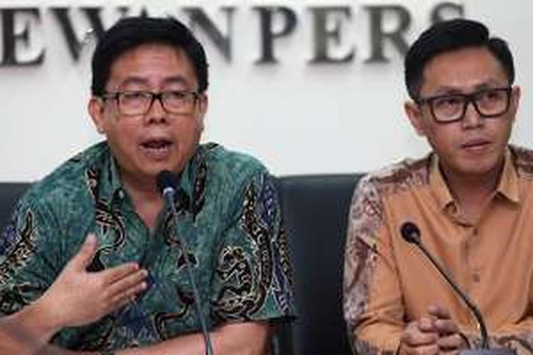 Ketua Dewan Pers, Yosep Stanley Adi Prasetyo (kiri) dan anggota DPR RI, Eko Hendro Purnomo alias Eko Patrio saat jumpa pers di Gedung Dewan Pers, Jakarta,Rabu (21/12/2016). Jumpa pers ini terkait pemberitaan tujuh situs yang memuat pernyataan Eko bahwa penangkapan teroris di Bekasi merupakan pengalihan isu. Eko membantah mengeluarkan pernyataan itu dan melaporkan tujuh situs tersebut ke Bareskrim Polri.