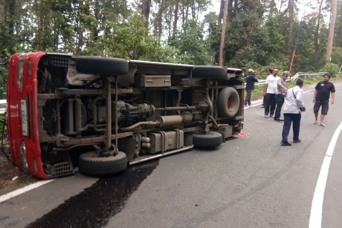 Mobil Isuzu ELF yang mengangkut 14 orang wisatawan dari Kabupaten Tuban mengalami kecelakaan tunggal terguling di jalur maut Sarangan?Tawangmangu. Delapan penumpang dievakuasi ek RSUD Sayidiman Magetan karena menderita luka-luka. 
