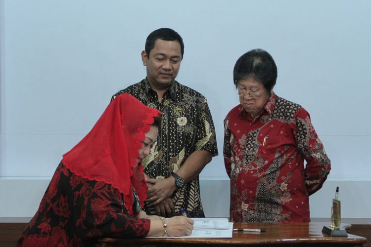 Wali Kota Semarang, Hendrar Prihadi, menandatangani nota kesepahaman dengan pihak ketiga untuk mengembangkan destinasi wisata Hutan Tinjomoyo dan Taman Lele, Jumat (6/4/2018)