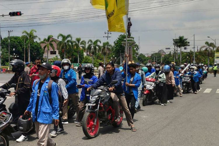 Puluhan Mahasiswa di Tuban unjukrasa menolak kenaikan harga BBM bersubsidi dengan berjalan kakai sambil mendorong sepeda motor menuju gedung DPRD Tuban, Jawa Timur. Kamis (8/9/2022).