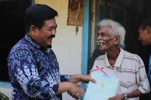 Setelah 55 Tahun Mendiami Tanahnya, Warga Naimata Baru Terima Sertifikat