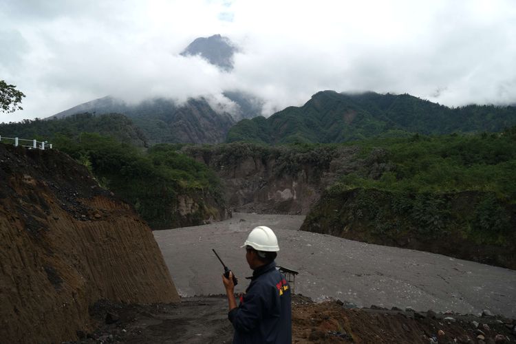 Warga mengamati material vulkanik erupsi Gunung Merapi di hulu Kali Gendol, Cangkringan, Sleman, D.I Yogyakarta, Kamis (10/3/2022). BPPTKG mencatat Gunung Merapi mengalami luncuran awan panas guguran (APG) sejauh 5.000 meter dan mengarah ke arah tenggara pada Rabu (9/3/2022) pada pukul 23.18 WIB.