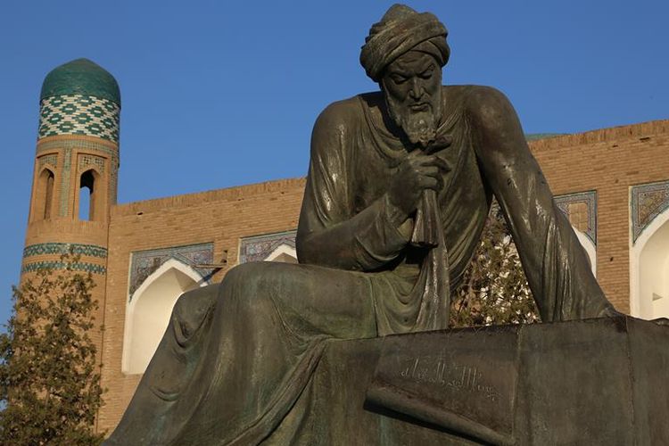 Patung tokoh abad pertengahan Al Khawarizmi, yang menemukan angka, aljabar, dan alogaritma.