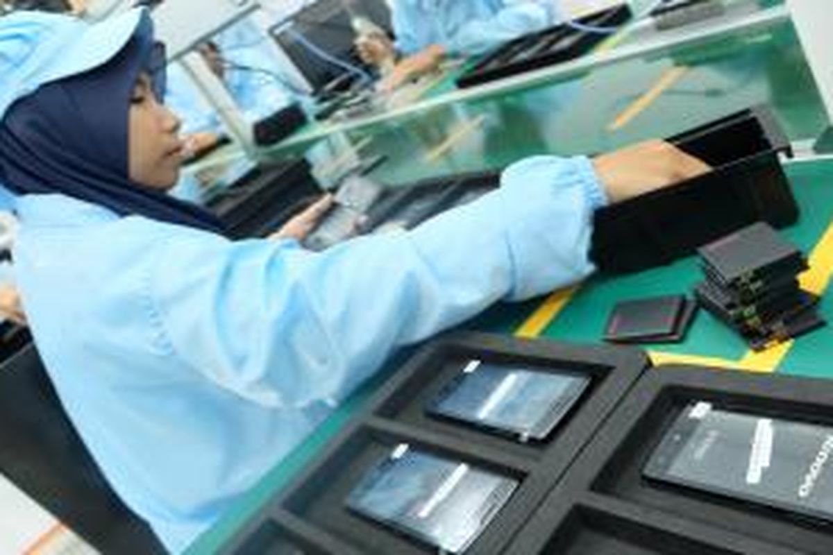 Komponen baterai kemudian dipasang.