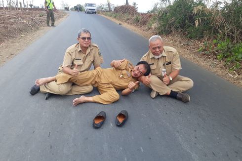 Jalan Desa Mulus, Bupati Banjarnegara Tiduran di Jalan dengan Pakaian Dinas