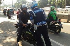 Petugas Dishub Kempiskan Ban Sepeda Motor yang Diparkir Sembarangan