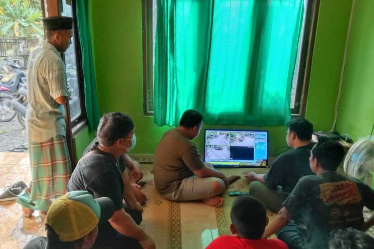 Pencuri motor terekam kamera pengawas masjid Al-Falaah, Pedukuhan Kaliwiru, Kalurahan Tuksono, Kapanewon Sentolo, Kabupaten Kulon Progo, Daerah Istimewa Yogyakarta.