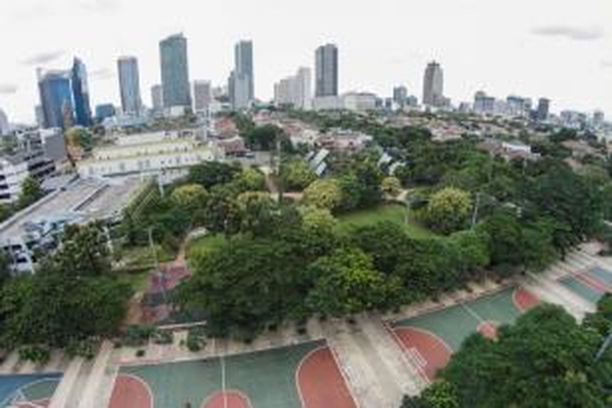 Pemandangan Taman Menteng, Jakarta Pusat, dari udara, Jumat (6/2/2015). Ruang terbuka hijau menjadi salah satu penyeimbang dan oasis di tengah belantara gedung kota.