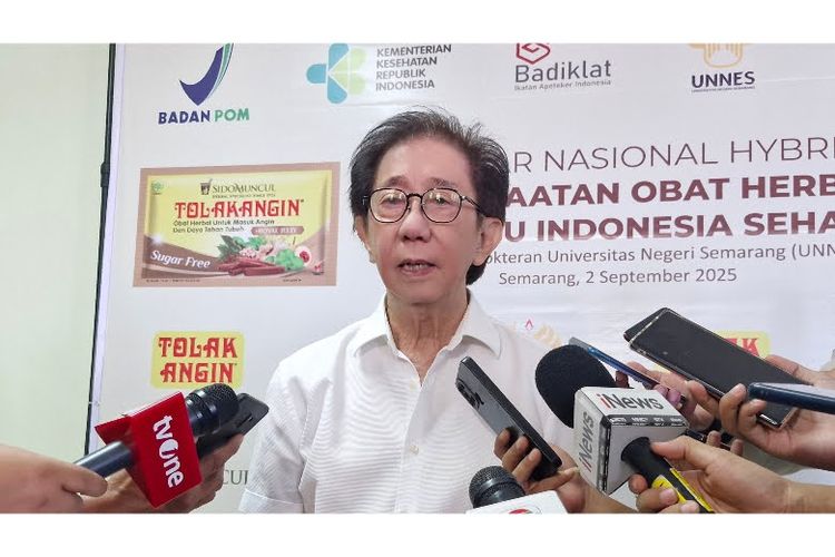 Direktur Sido Muncul Dr (HC) Irwan Hidayat memberikan keterangan kepada media usai Seminar Nasional Pemanfaatan Obat Herbal di Fakultas Kedokteran Unnes, Selasa (2/9/2025)