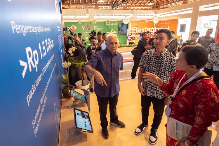 Google dan YouTube memberikan bantuan senilai lebih dari dua miliar rupiah kepada Usaha Mikro Kecil dan Menengah (UMKM) di Indonesia. Bantuan tersebut diberikan untuk mengakselerasi bisnis UMKM dalam ekosistem digital.