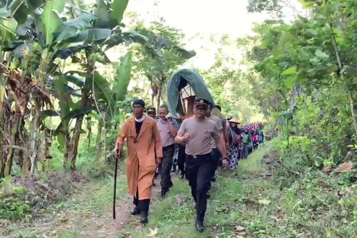 Jalan sehat rute Panglima Besar TNI (Anumerta) Soedirman di Kapanewon Tepus, Gunungkidul. Kamis (18/8/2022)