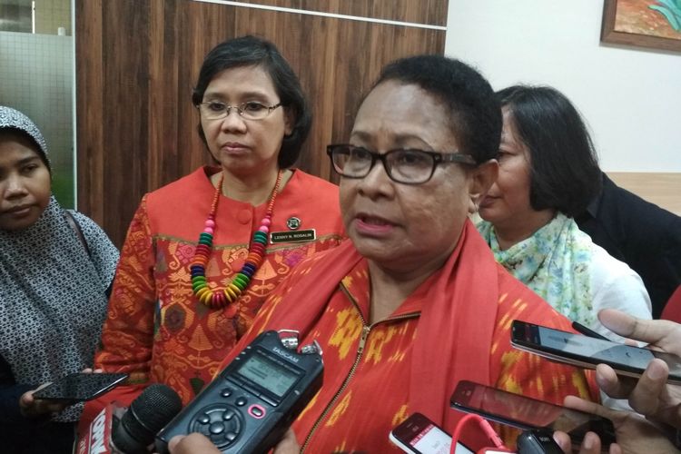 Menteri Pemberdayaan Perempuan dan Perlindungan Anak, Yohana Yembise ketika Ditemui di Kantornya, Jakarta, Jumat (19/5/2017).