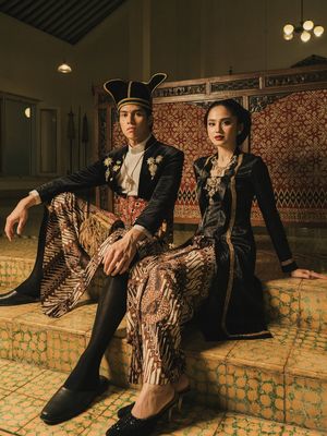 Detail style prewedding Syifa Hadju dan El Rumi tampil elegan dalam nuansa royal Jawa, dari kebaya klasik hingga aksesori emas yang berkelas.
