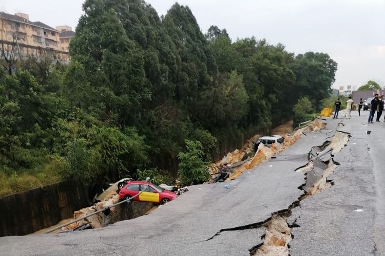 Tanah longsor terjadi di Seri Kembangan, Selangor, Malaysia, pada Selasa (25/1/2022) malam. Sedikitnya 5 mobil dilaporkan rusak akibat kejadian yang sempat viral tersebut.