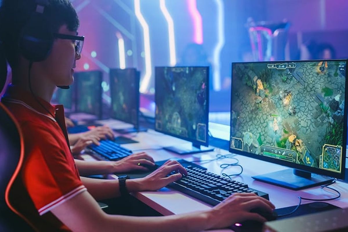 Ilustrasi pemain e-sports memainkan game MOBA.