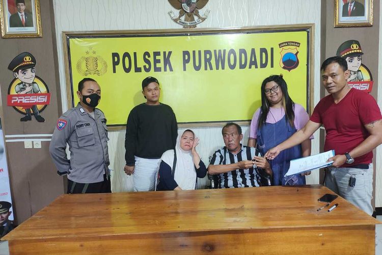 Kumala Yuniar Indriyani (19) putri Lurah Purwodadi, Kabupaten Grobogan, Jawa Tengah yang dilaporkan menghilang lebih dari dua bulan diserahkan kepada keluarganya di Mapolsek Purwodadi, Minggu (7/8/2022).