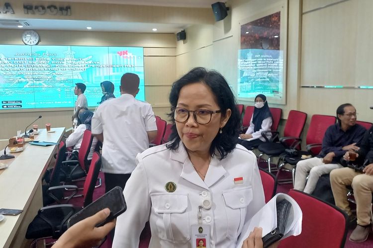 Kepala Dinas Perdagangan Kota YOgyakarta Veronica AMbar saat ditemui di Balaikota Yogyakarta jelaskan soal rencana kajian dampak social commerce, Rabu (27/9/2023)