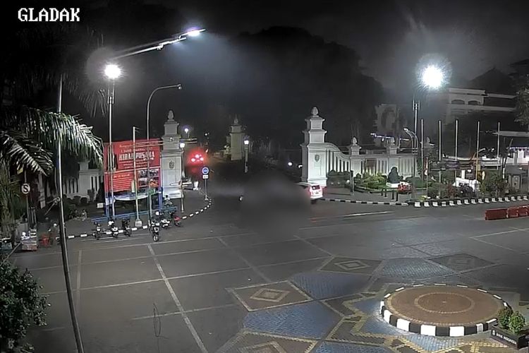 Tabrak lari terjadi di Kawasan Gladak, Kota Solo, Jawa Tengah (Jateng), antara kendaraan roda empat dan sepeda motor mengakibatkan korban terpental.
