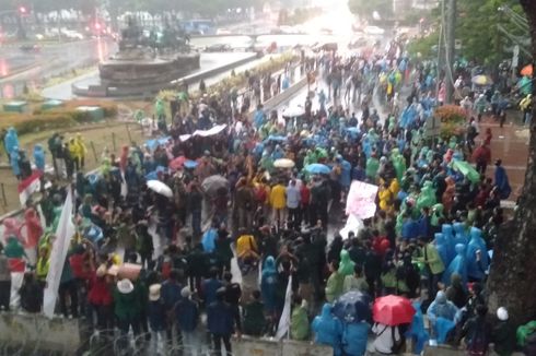 Diguyur Hujan Deras, BEM SI Bertahan Demo Tolak UU Cipta Kerja di Patung Kuda