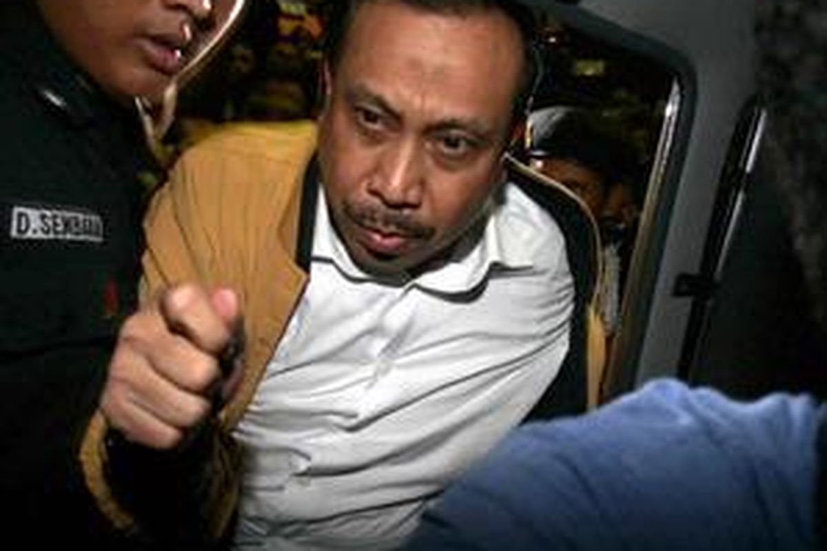 Setelah menjalani pemeriksaan sejak pagi, anggota DPR RI Komisi XI, Hamka Yamdhu, ditahan Komisi Pemberantasan Korupsi (KPK), Jakarta, Kamis (17/4) petang.