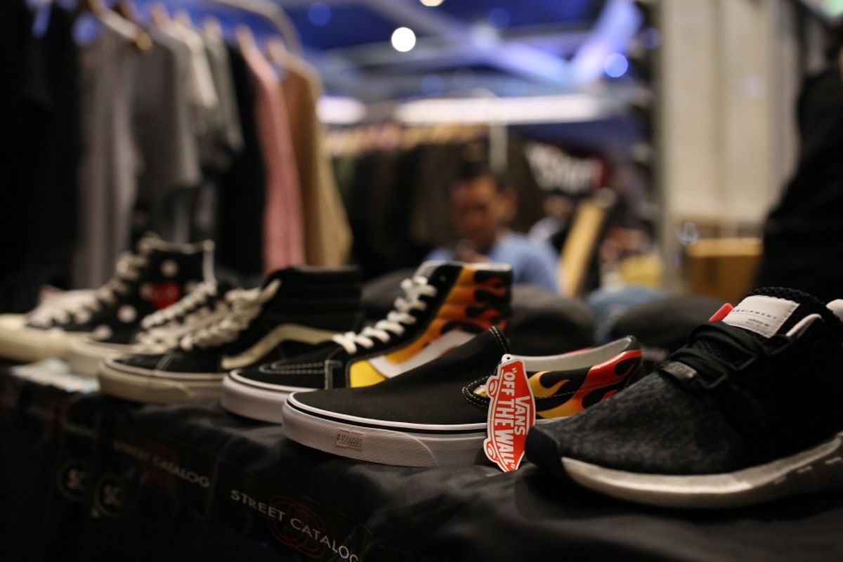 Dari sepatu, tas, baju topi, hingga aksesoris lainnya, dijajakan pada acara Sneaker Week  di Gandaria City, Jakarta Selatan, Kamis (21/9/2017). Berbagai macam merek seperti Adidas, Nike, Vans, Bathing Ape dan lain-lain dijajakan dalam acara yang  berlangsung hingga 23 September mendatang.