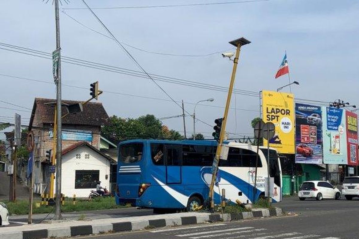 Tiang lampu APILL yang bengkok di perempatan Ketandan setelah dihantam salah satu mobil akibat kecelakaan beruntun semalam, Jumat (11/2/2022). Foto diambil pada Sabtu (12/2/2022). 
