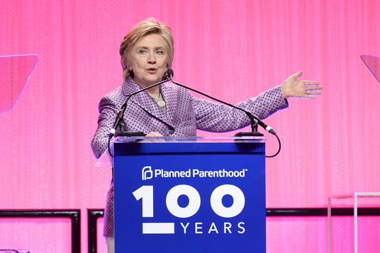 Hillary Clinton saat berbicara dalam sebuah acara amal di New York, Selasa (2/5/2017).