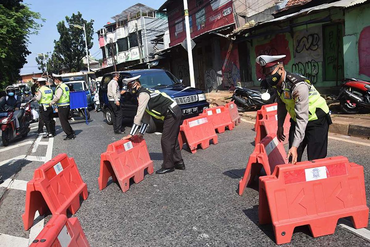 Polisi memasang barrier di pos penyekatan pembatasan mobilitas masyarakat pada PPKM Darurat di wilayah perbatasan menuju Jakarta di Jalan Raya Lenteng Agung, Jakarta, Sabtu (3/7/2021). Polisi melakukan penyekatan di 63 titik wilayah di Jadetabek untuk membatasi mobilitas warga saat pemberlakuan pembatasan kegiatan masyarakat (PPKM) Darurat di Jakarta yang akan berlangsung hingga 20 Juli 2021 mendatang. ANTARA FOTO/Indrianto Eko Suwarso/hp.