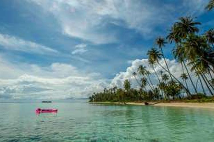 Turis domestik tengah bersantai di Pulau Asok, Aceh Singkil