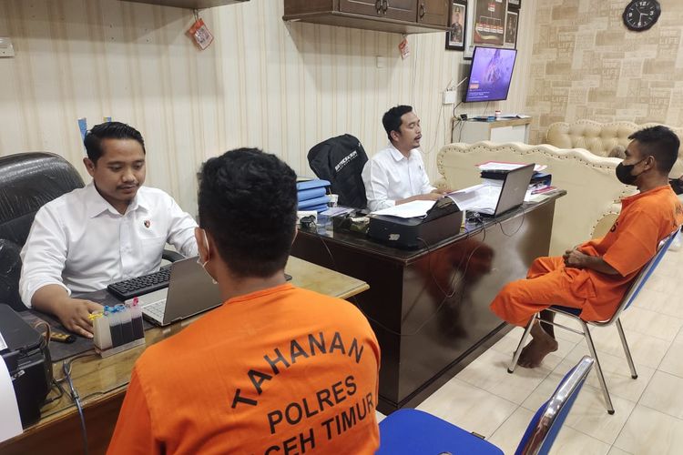 Polisi menangkap dua warga atas dugaan penyelundupan solar bersubsidi di Maporles Aceh Timur, Selasa (20/9/2022)