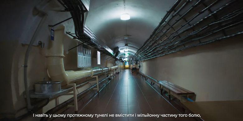 Cuplikan video ini, yang diambil dari rekaman yang dirilis oleh Layanan Pers Kepresidenan Ukraina pada 24 Februari 2026, menunjukkan bunker presiden Ukraina di Kyiv, saat Ukraina memperingati ulang tahun keempat invasi skala penuh Rusia.