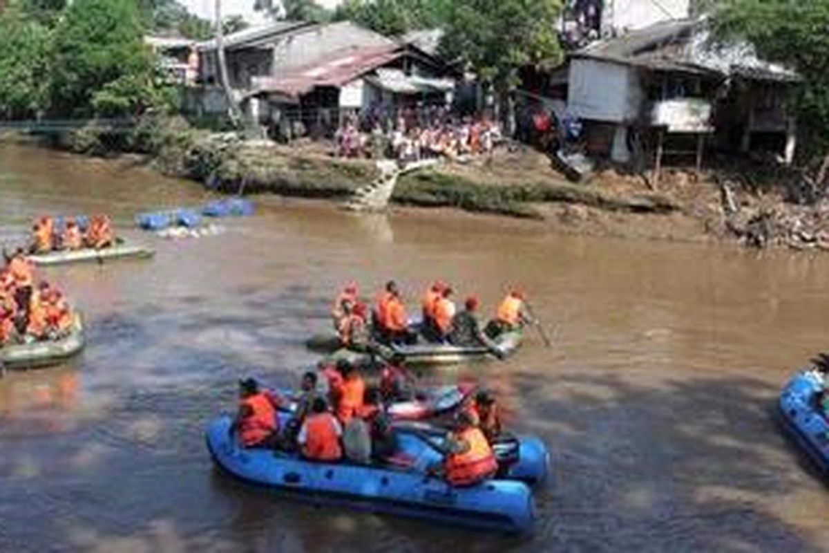 Gubernur DKI Jakarta Joko Widodo bersama Komandan Jenderal Komando Pasukan Khusus Mayor Jenderal Agus Sutomo (perahu tengah atas) menyusuri Kali Ciliwung, Jumat (5/4/2013). Di tempat ini Jokowi melihat prajurit Kopassus menjaring sampah kali kemudian diolah menjadi barang bernilai. Gubernur berencana melibatkan Tentara Nasional Indonesia menjadi kelestarian Ciliwung. 

