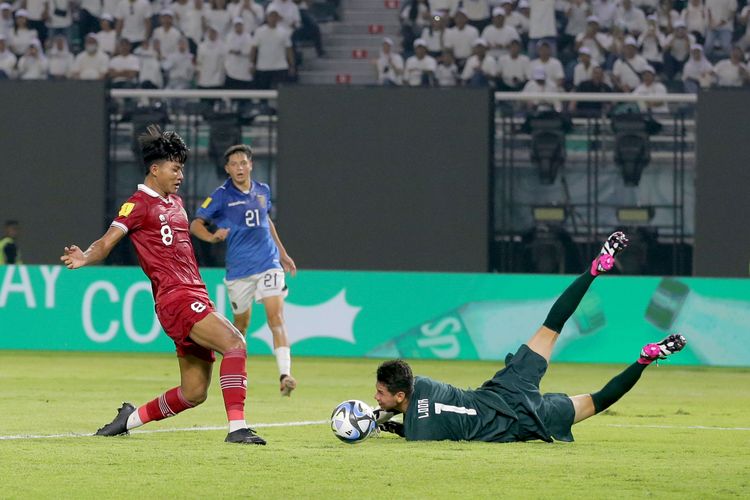 Pemain Timnas Indonesia U17 Arkhan Kaka menendang bola yang melewati penjaga gawang Ekuador saat babak penyisihan Grup A Piala Dunia U17 2023 yang berakhir dengan skor 1-1 di Stadion Gelora Bung Tomo Surabaya, Jawa Timur, Jumat (10/11/2023) malam.