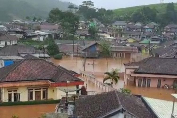 Perkampungan warga di Desa Sunagakara, Kecamatan Sukanagara, Kabupaten Cianjur, Jawa Barat, terendam banjir akibat Sungai Cibala meluap, Jumat (16/12/2022). 