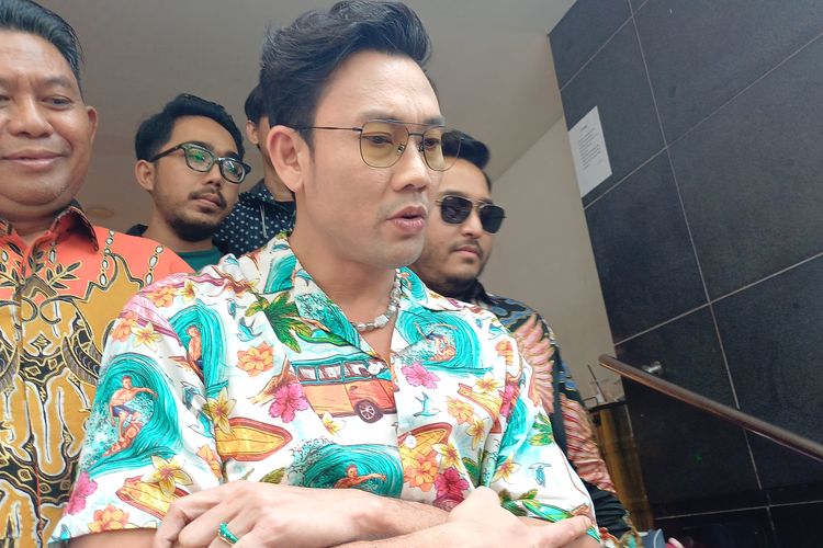 Denny Sumargo dan kuasa hukumnya, Mohammad Anwar dan Sogi Baskara, di Polda Metro Jaya, Kamis (7/9/2023).