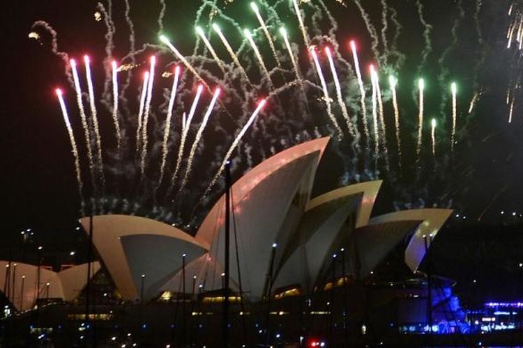 Pesta kembang api di Opera House, Sydney, pada malam pergantian tahun 2014.