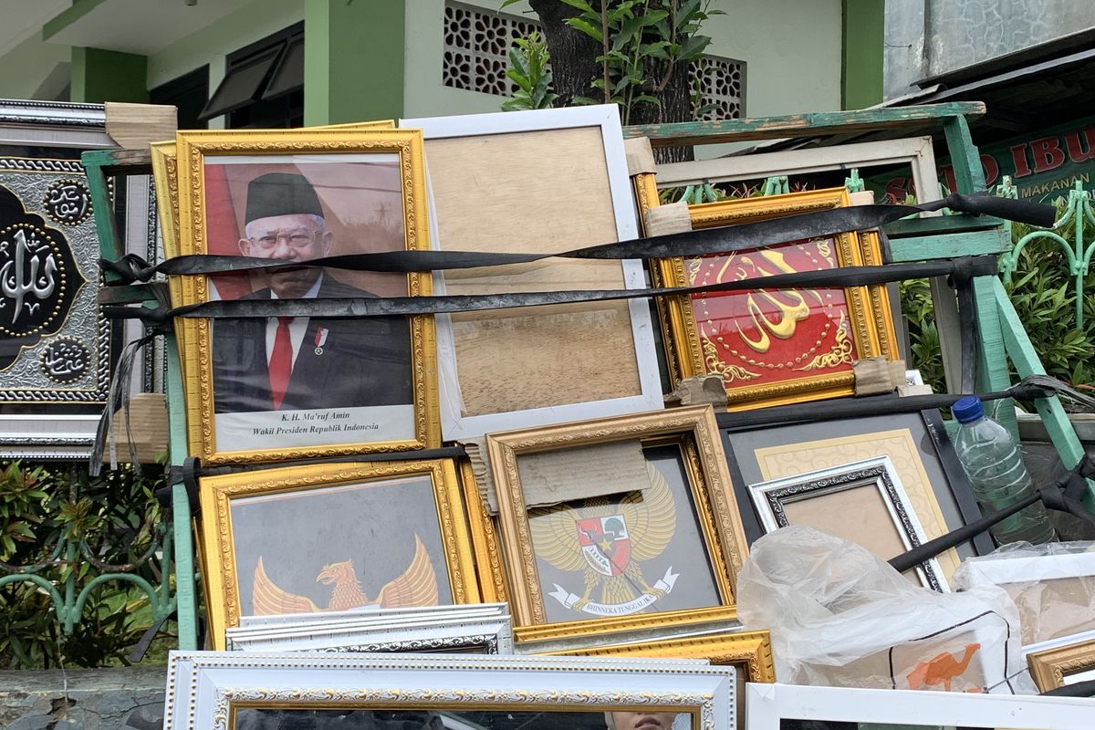 Lapak pedagang pigura di Jalan Ir Juanda, Bekasi Selatan, Kota Bekasi, belum menjual foto Presiden-Wakil Presiden terpilih periode 2024-2029 Prabowo-Gibran karena belum adanya pelantikan, Jumat (26/4/2024).