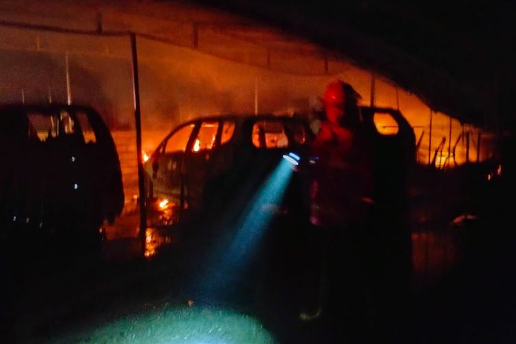 Petugas pemadam kebakaran Kota Denpasar sedang berjibaku menjinakkan si jago merah dalam peristiwa kebakaran yang melanda sebuah bengkel dan garasi mobil di Jalan Kalimutu, Kota Denpasar, Bali, dilalap api pada Senin (27/2/2023). /Humas Polresta Denpasar